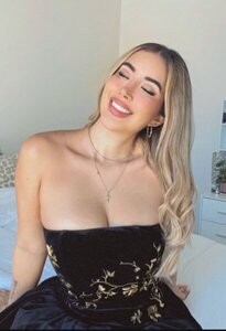 Es una señorita complaciente de bellas curvas